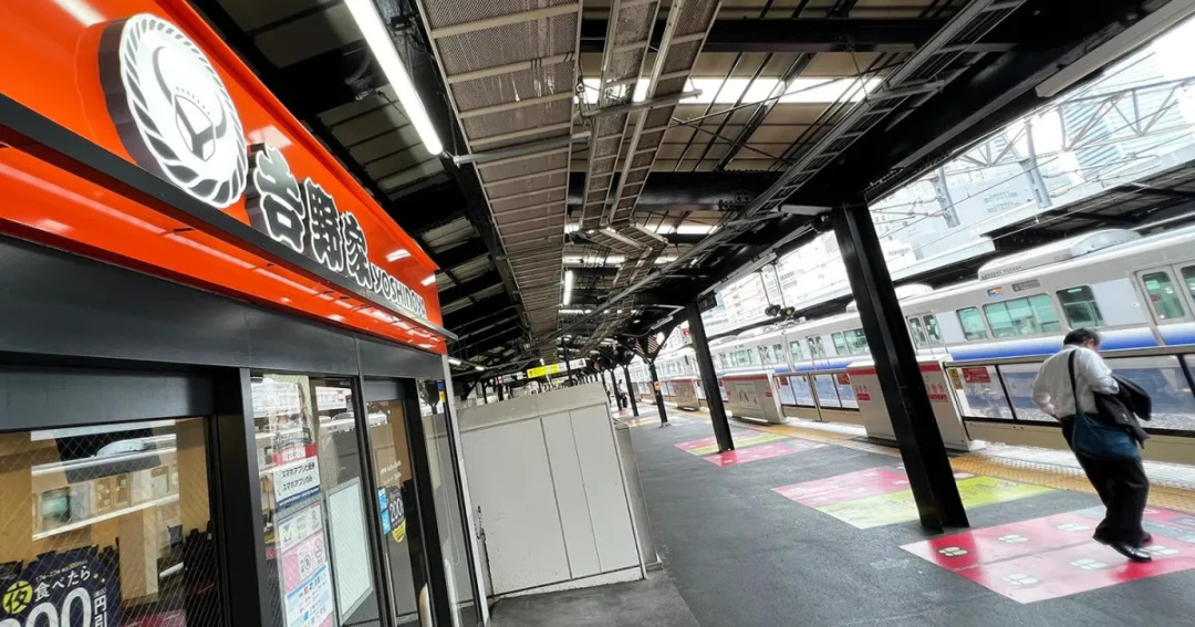 Yoshinoya's Unique Train Platform Location Serves Gyudon in Kyobashi Station